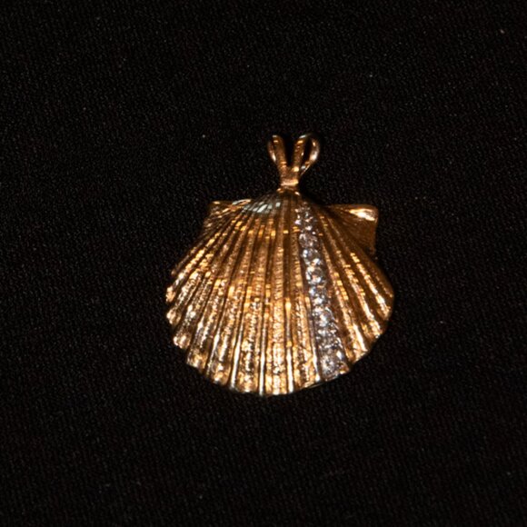 14K and Diamond Scallop Shell Pendant/Charm - Picture 2 of 3